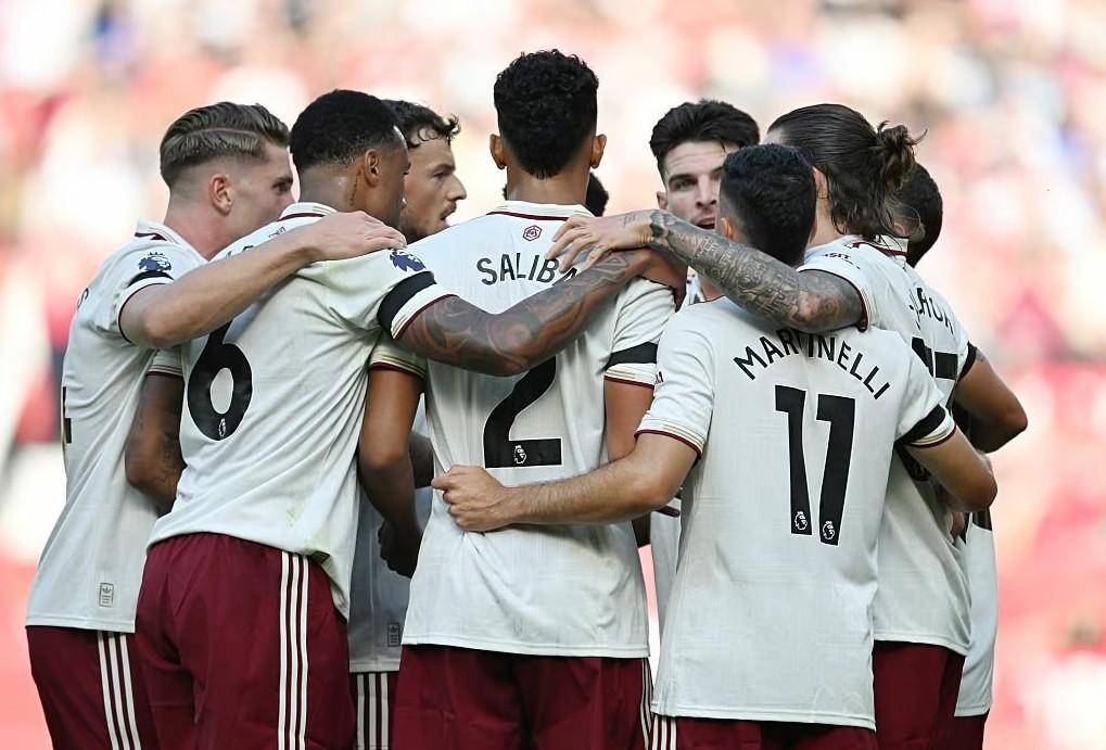 联赛杯狂欢夜！曼城阿森纳切尔西携手晋级，利物浦热刺爆冷被淘汰